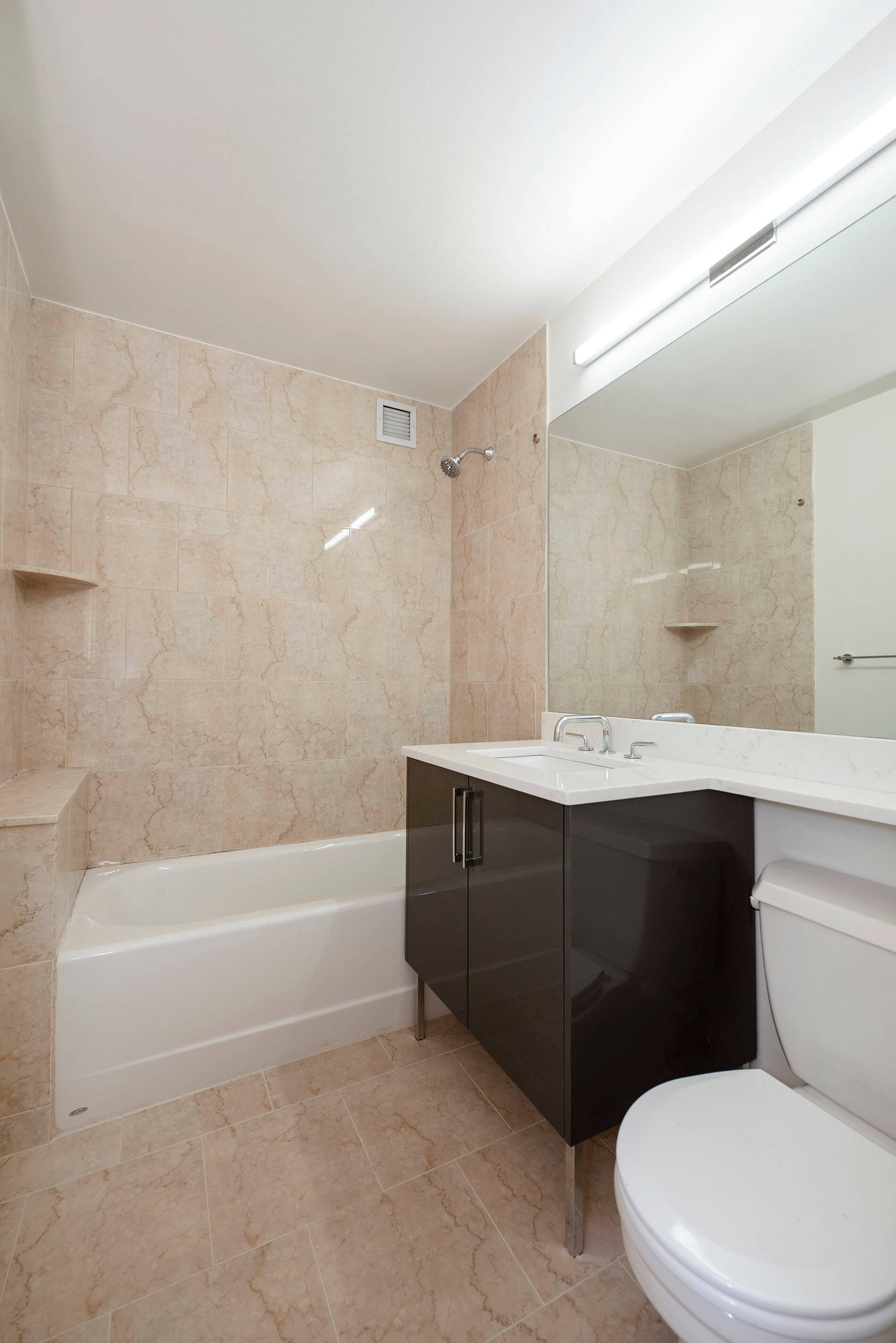 10 Hanover apartment bathroom