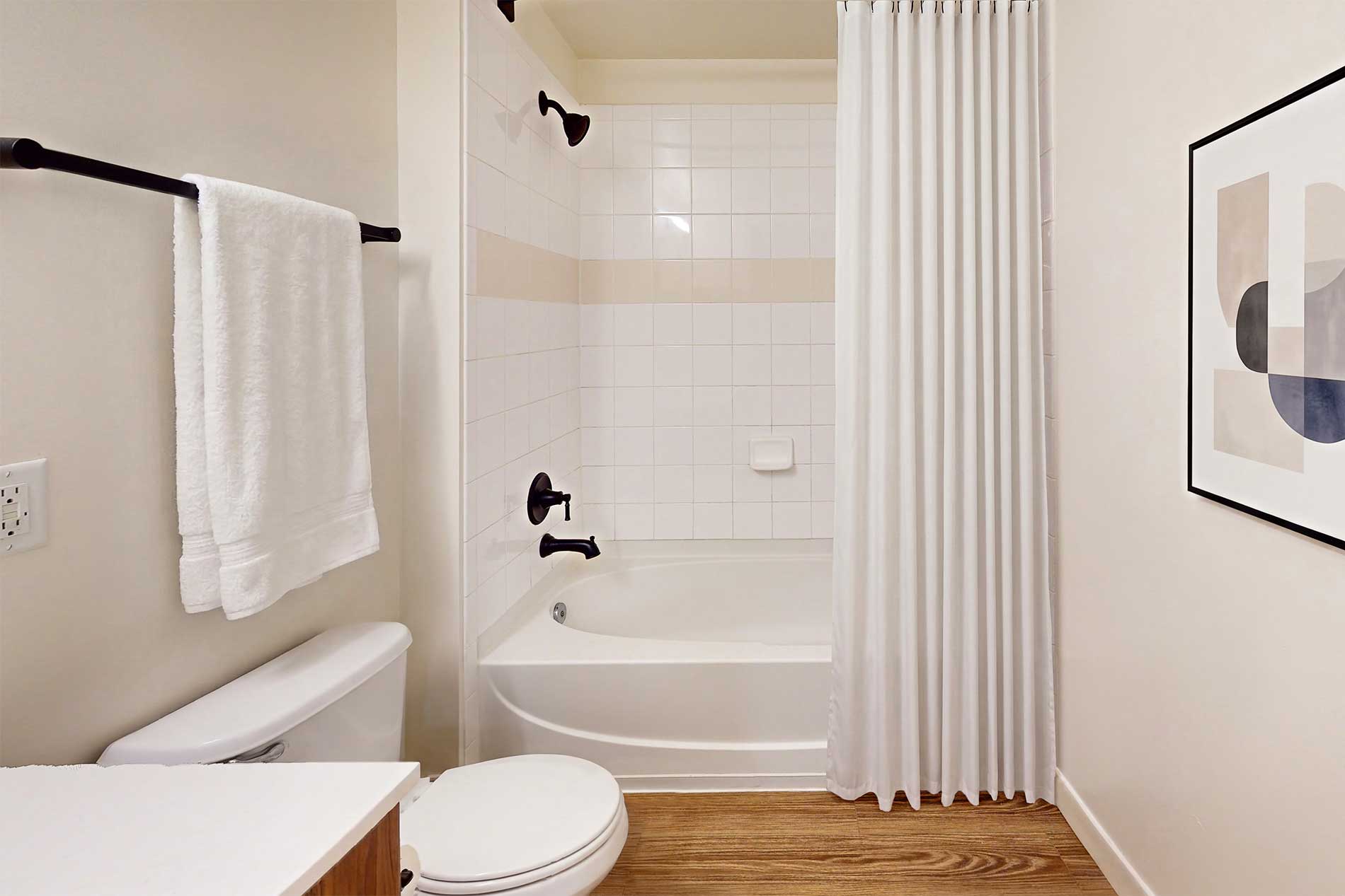 1301 Thomas Circle apartment bathroom