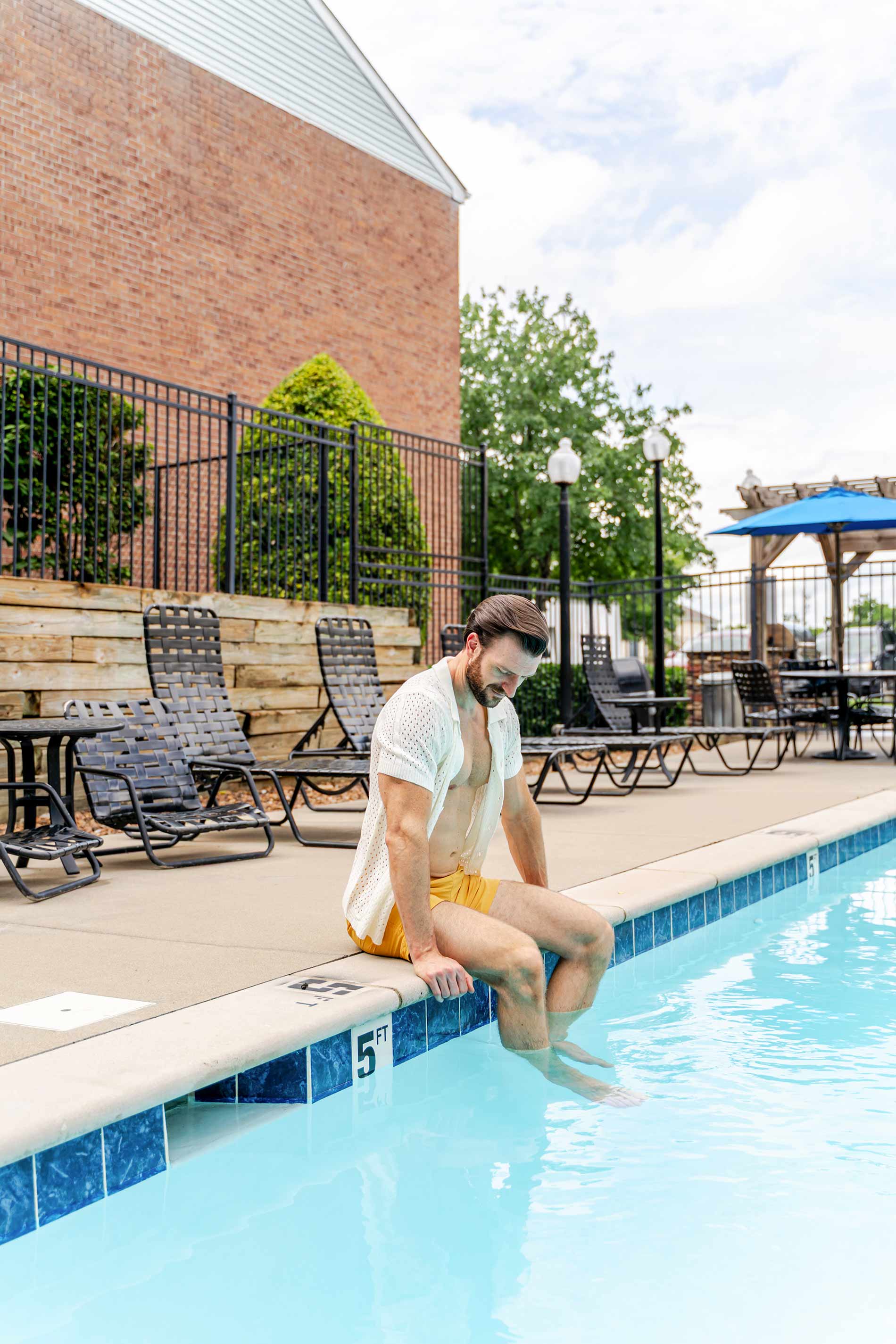 Brookridge man sits by pool