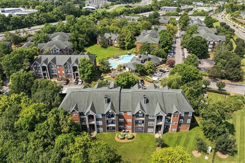 Colonnade apartments in the Donelson neighborhood of Nashville features updated interiors, outdoor amenities, and is located in between two enormous lakes of Hermitage