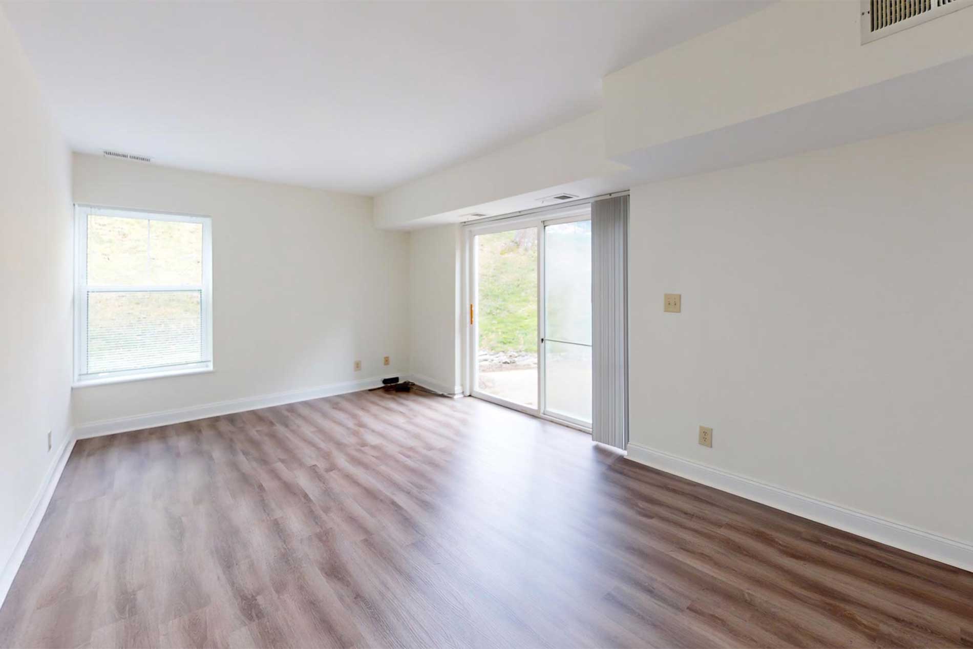 Commons at Windsor Gardens apartment living room