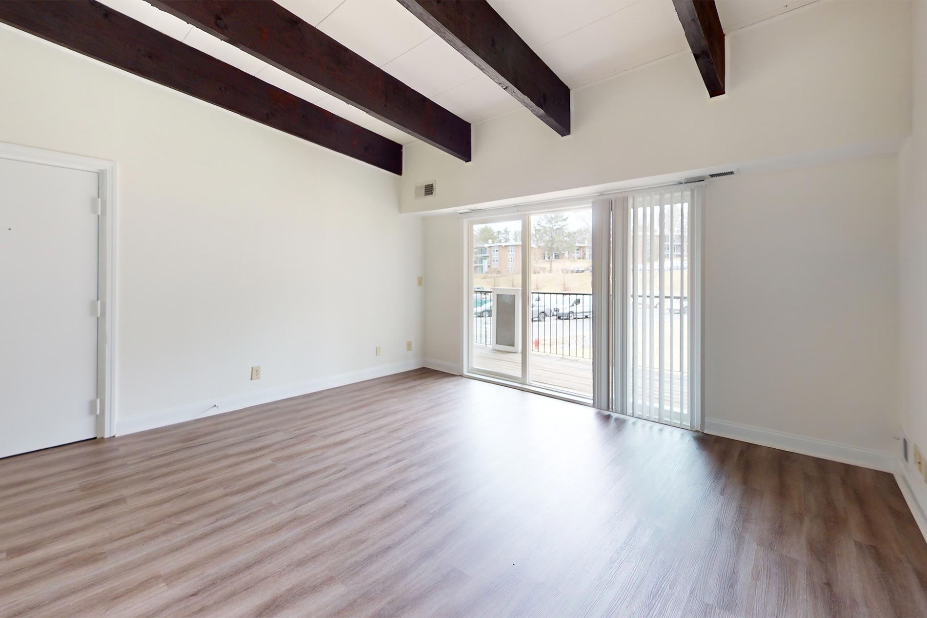 Commons at Windsor Gardens apartment living room