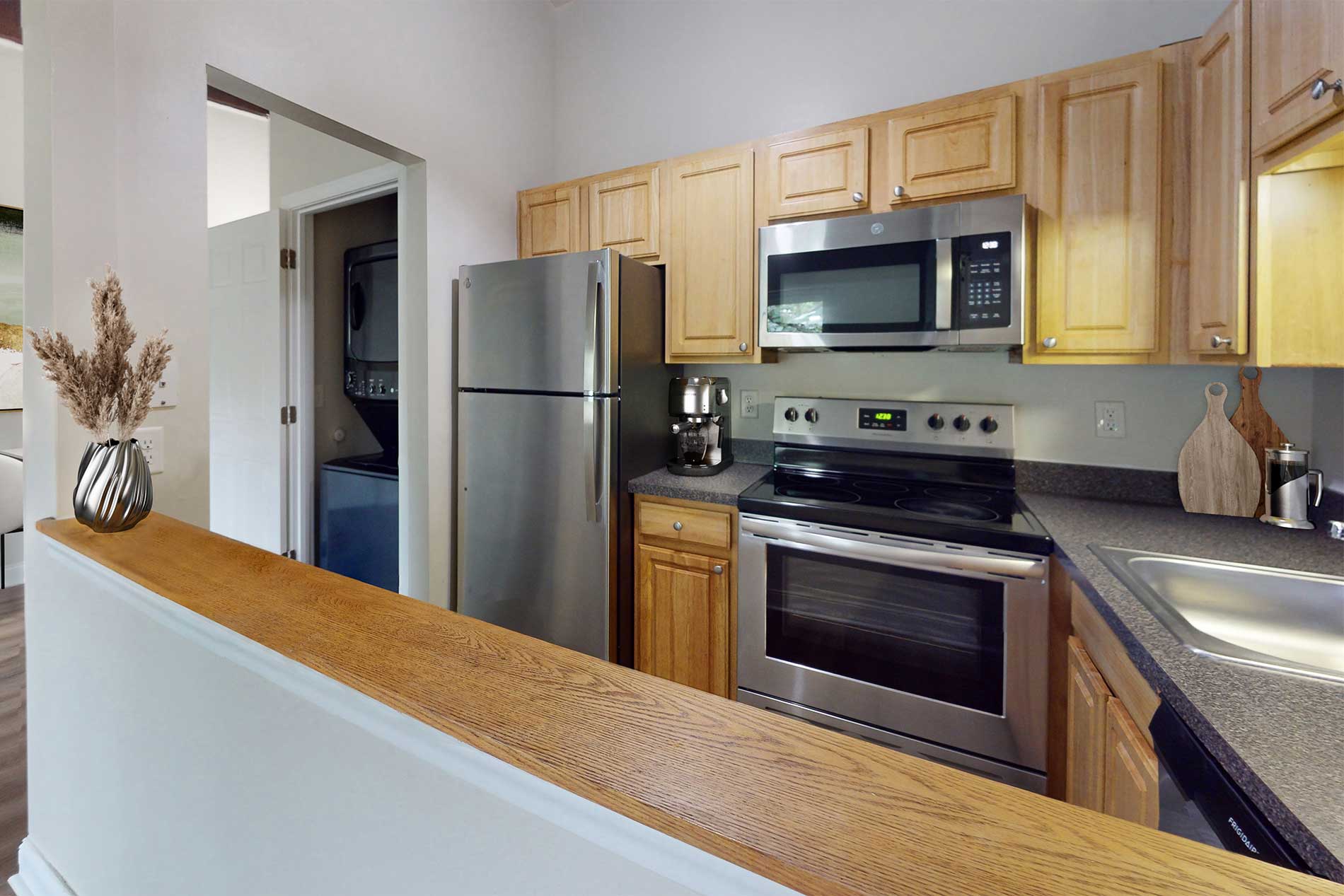 Commons at Windsor Gardens apartment kitchen
