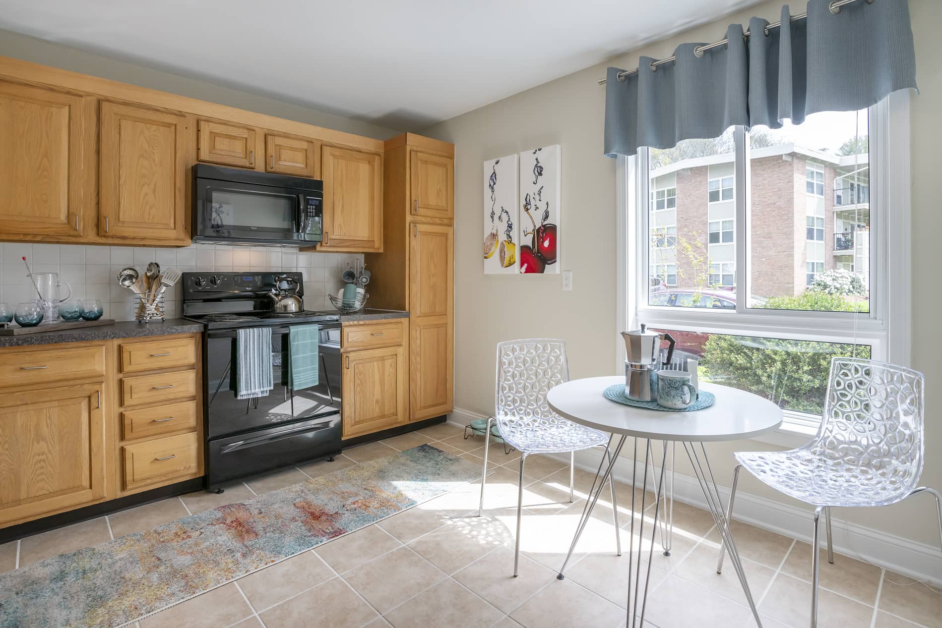 Commons at Windsor Gardens apartment kitchen