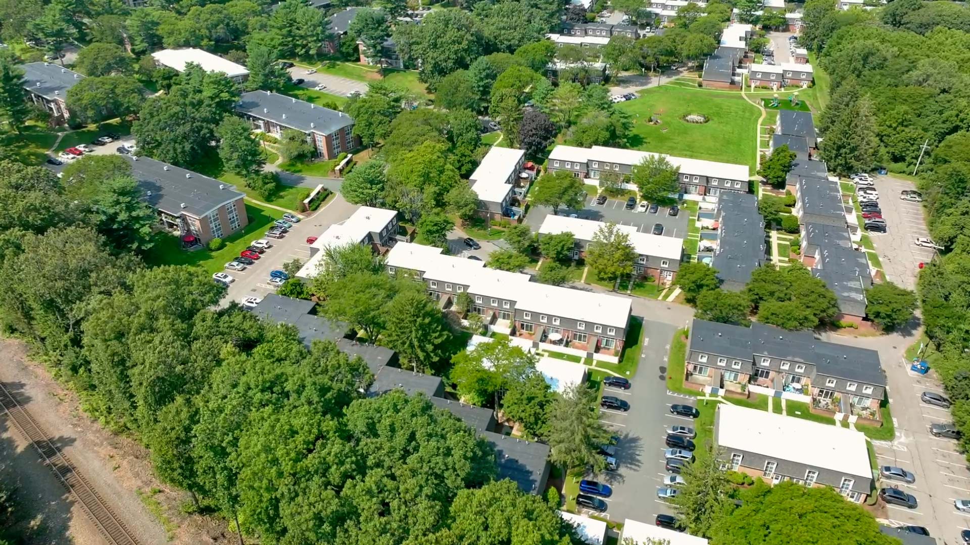 Commons At Windsor Gardens aerial building exterior view