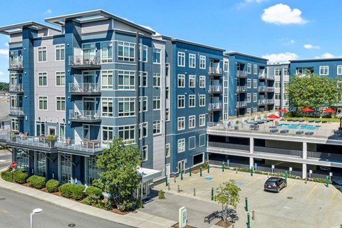 Currents on the Charles in the Waltham neighborhood of Boston features updated interiors, outdoor amenities, and is located on the banks of Charles River