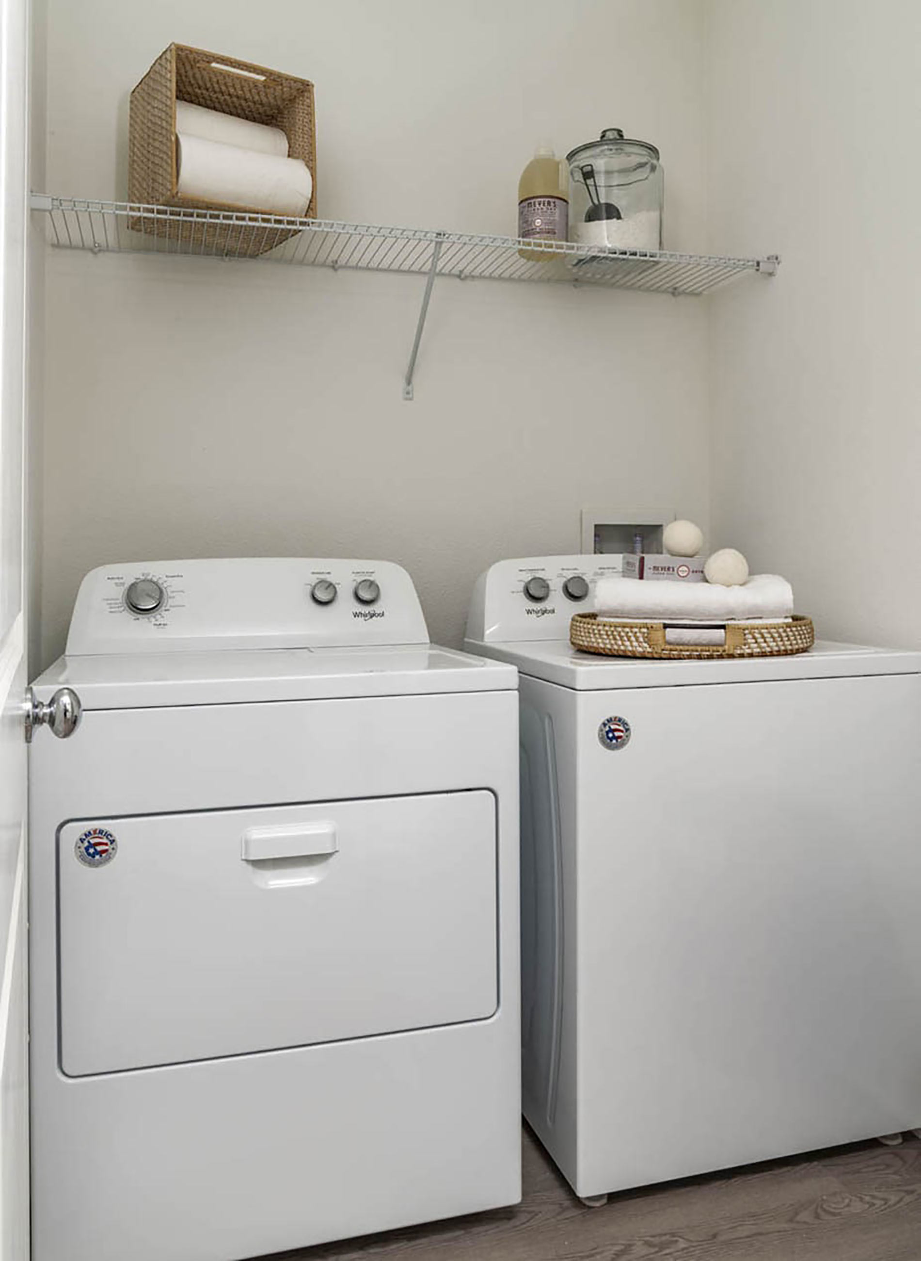 Essex Luxe apartment laundry room