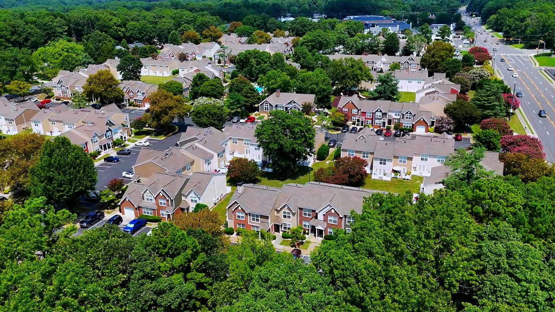 Gayton Pointe apartments located in the Tuckahoe neighborhood of Richmond