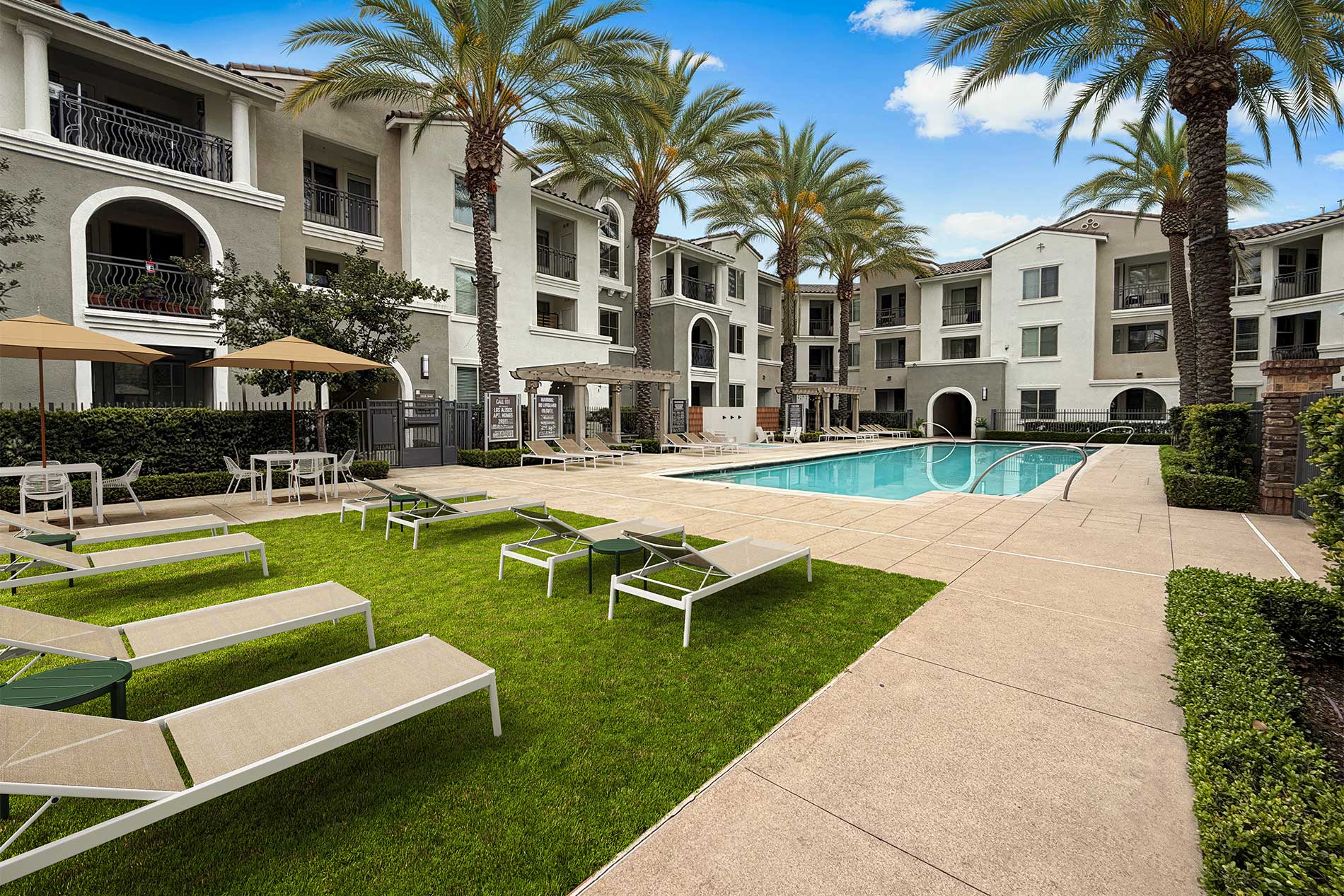 Los Alisos courtyard swimming pool