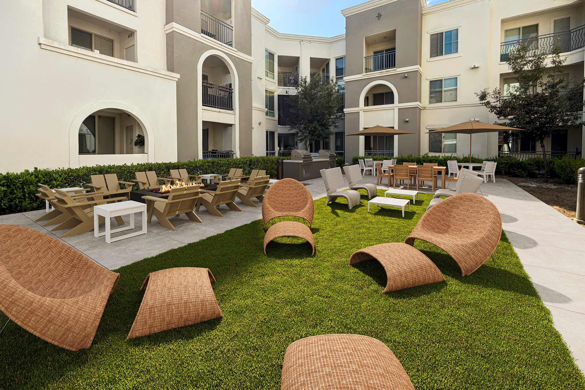 Los Alisos courtyard
