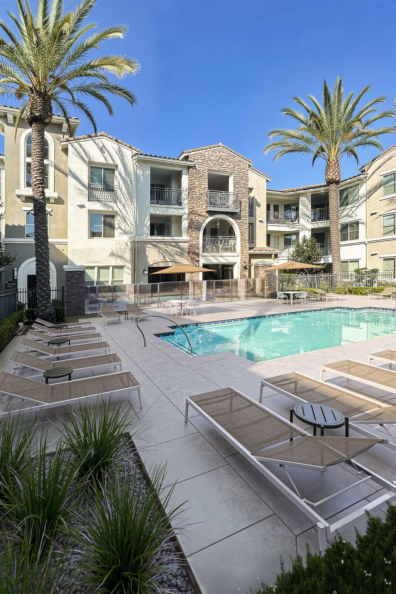 Los Alisos courtyard swimming pool