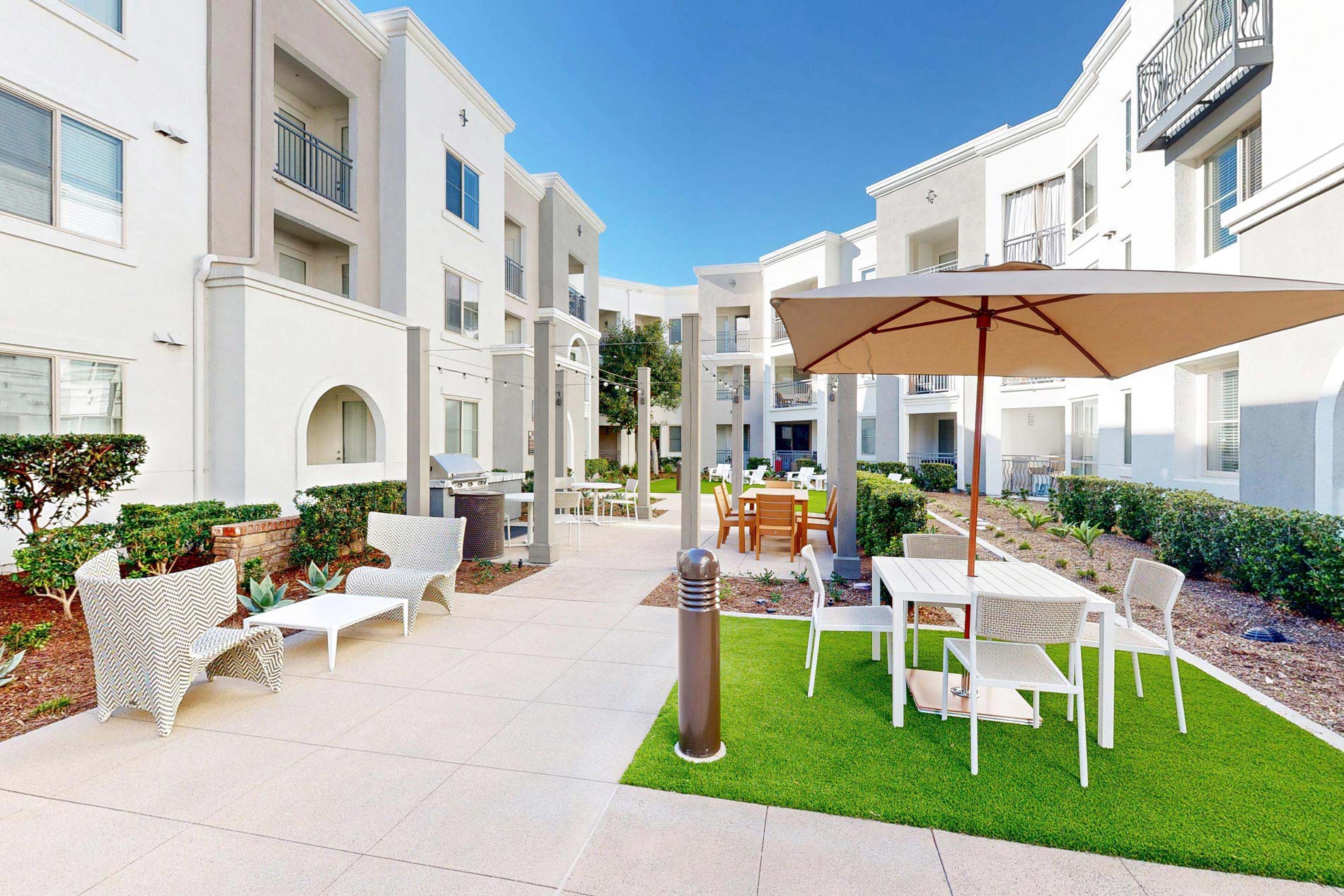 Los Alisos courtyard