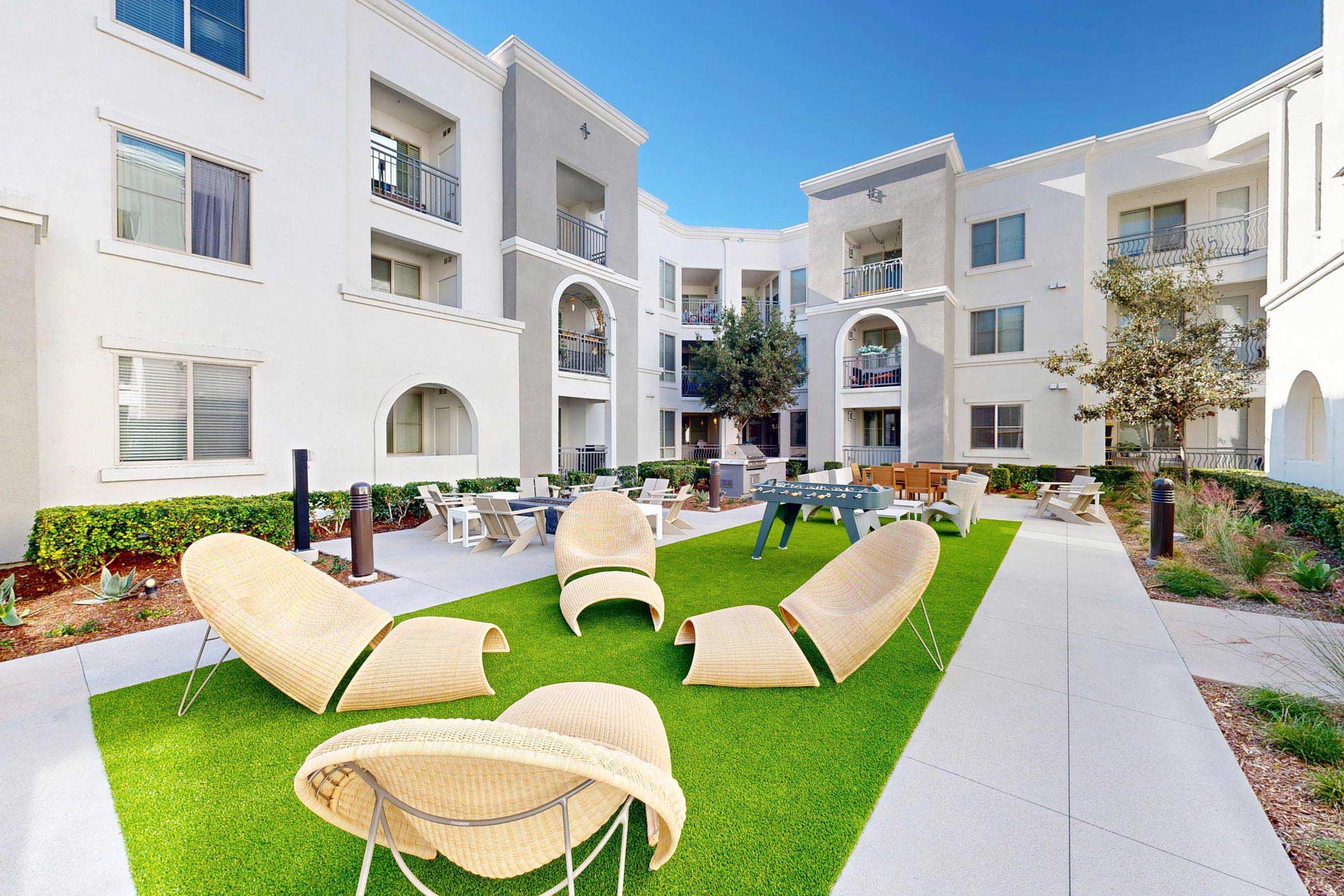 Los Alisos courtyard