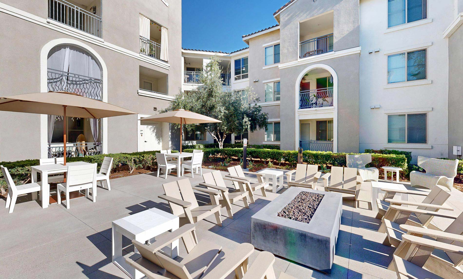 Los Alisos courtyard