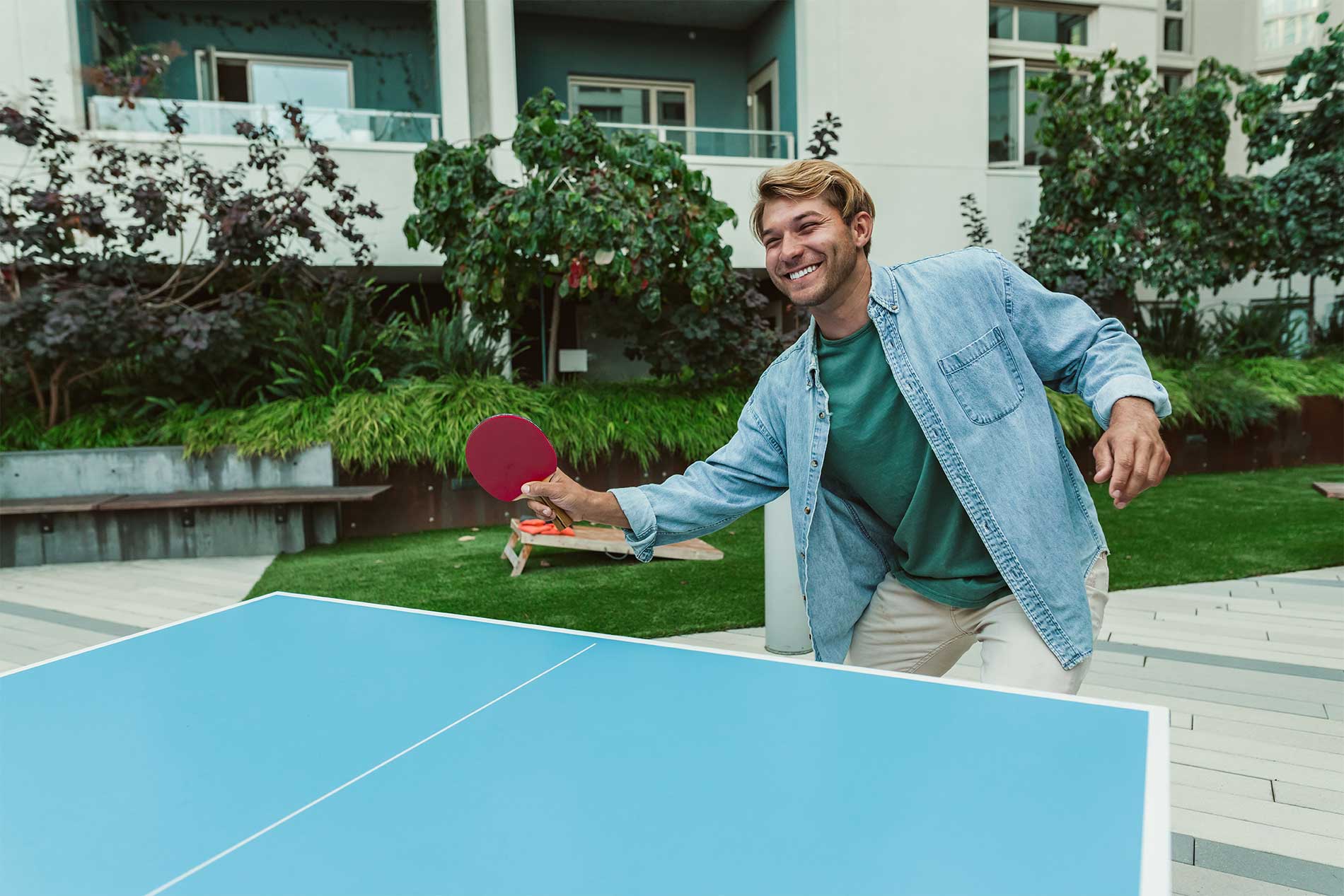 Apartments with a courtyard terrace in Sellwood-Moreland