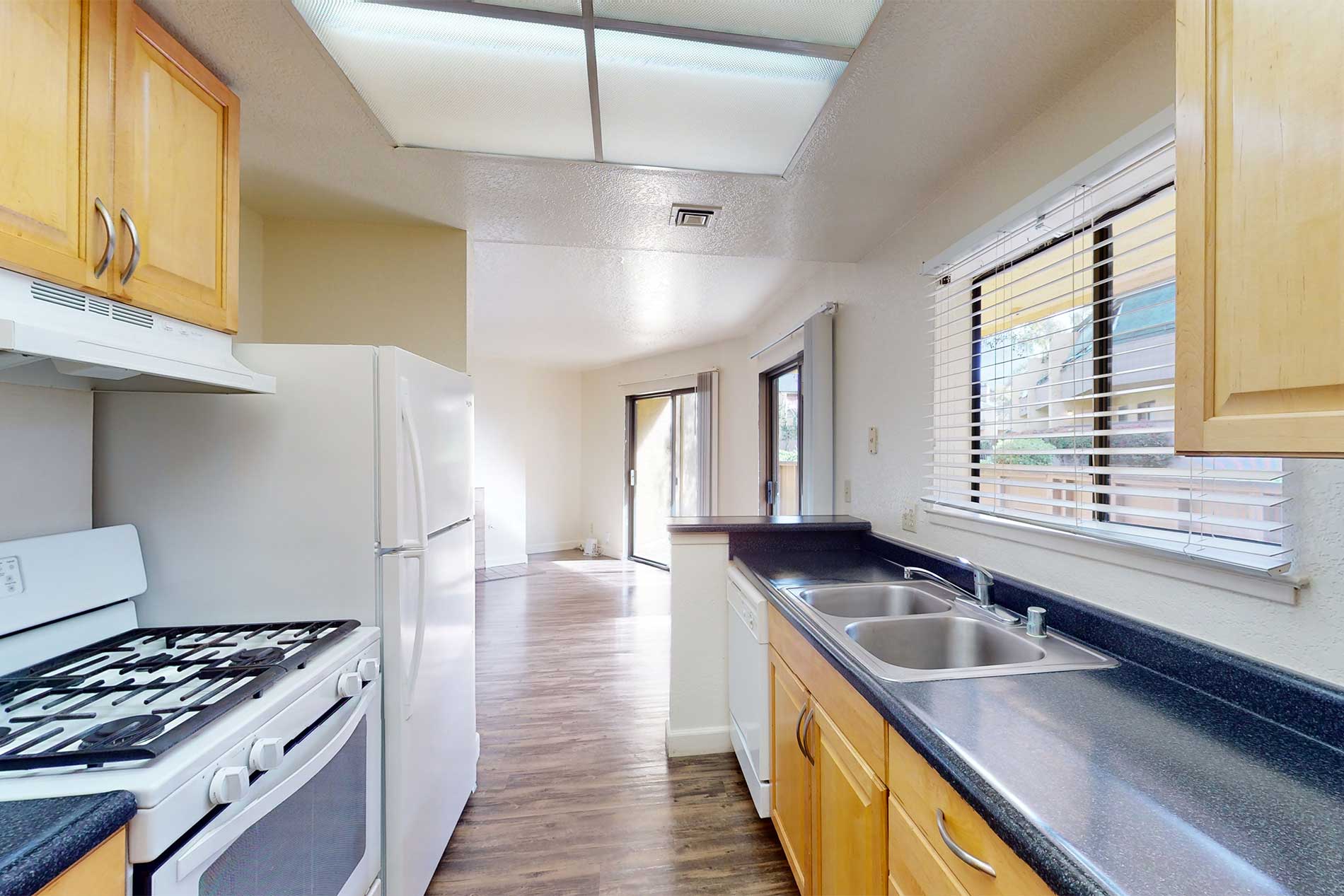 Pointe at Harden Ranch apartment kitchen