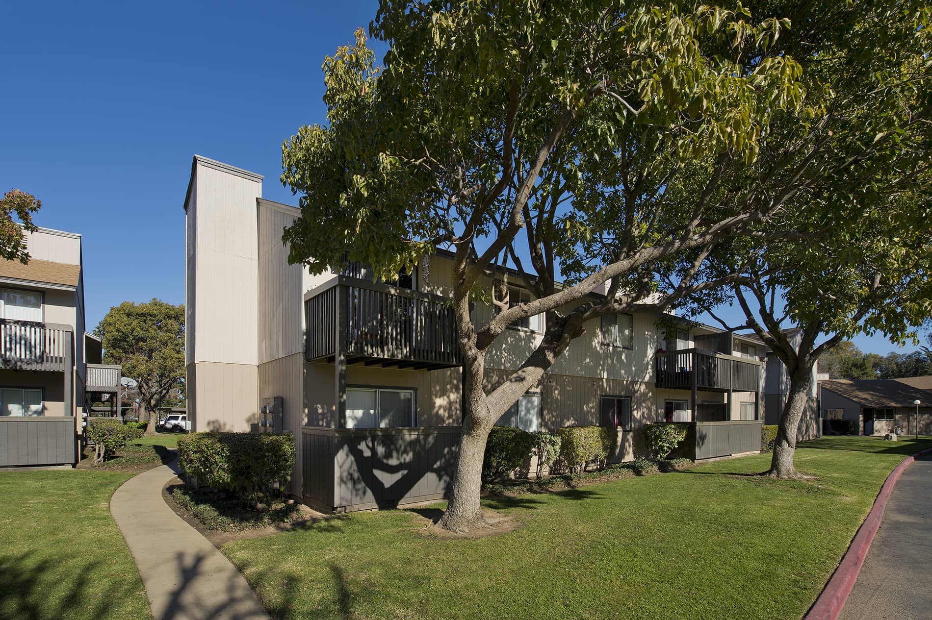 Pointe at Northridge Building Exterior