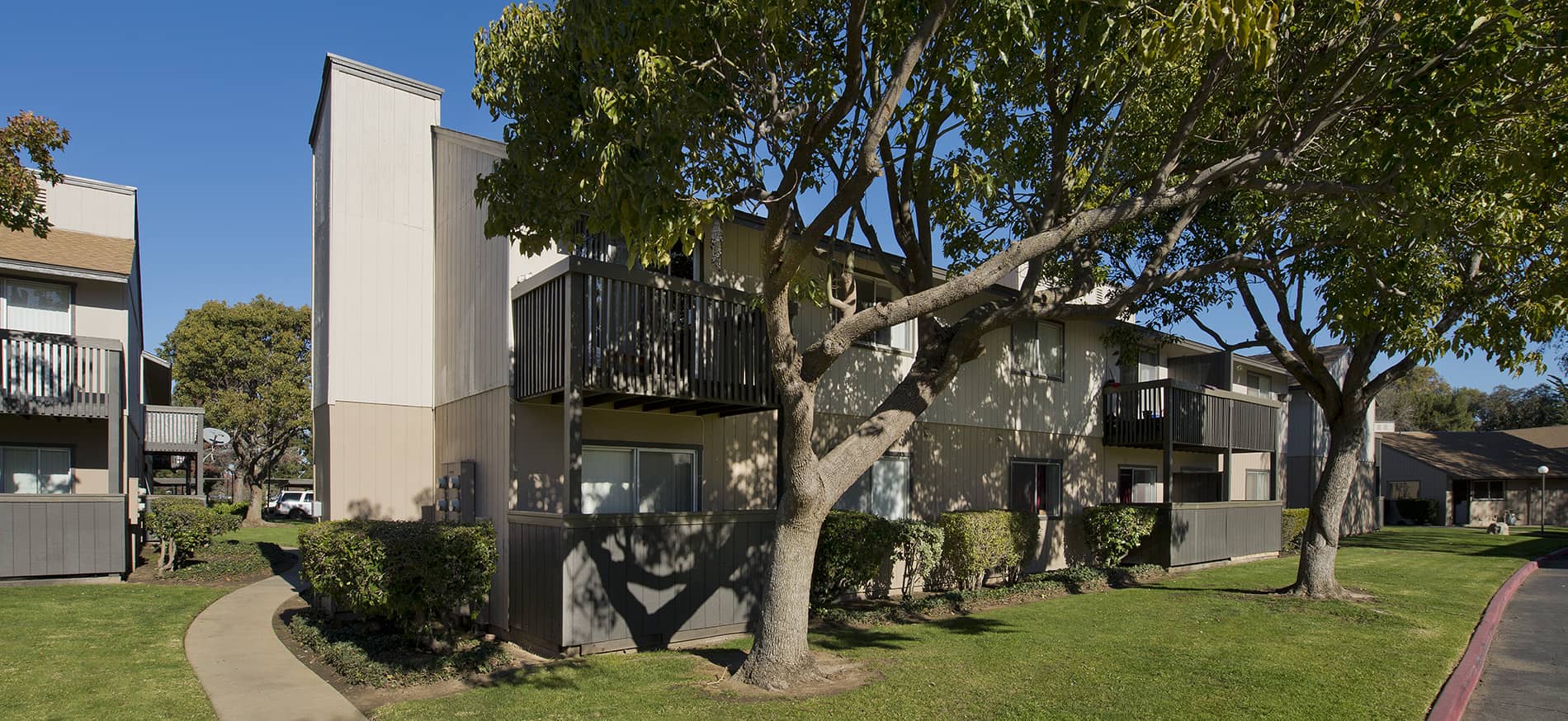 Pointe at Northridge Building Exterior