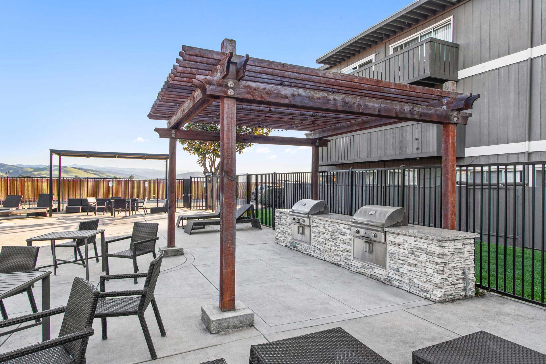 Pointe at Westlake pool and grilling area