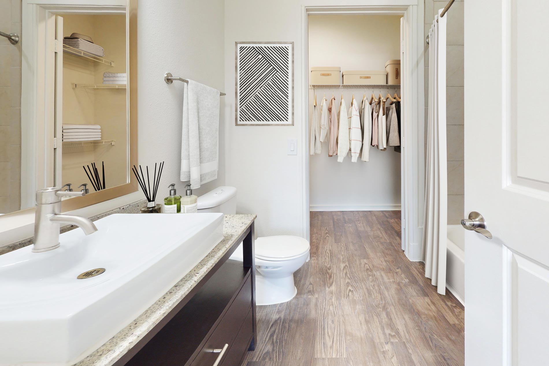 Savoye staged bathroom