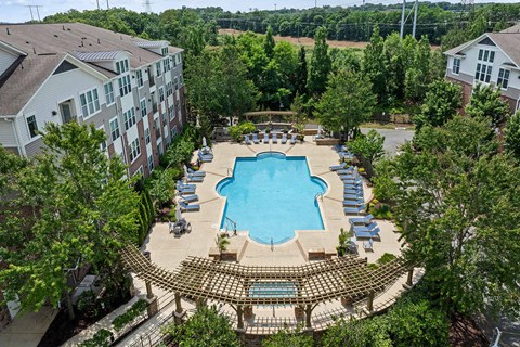 The Enclave apartments in the Woodbridge neighborhood of Washington DC features updated interiors, outdoor amenities and is located in the desirable community of Potomac Club