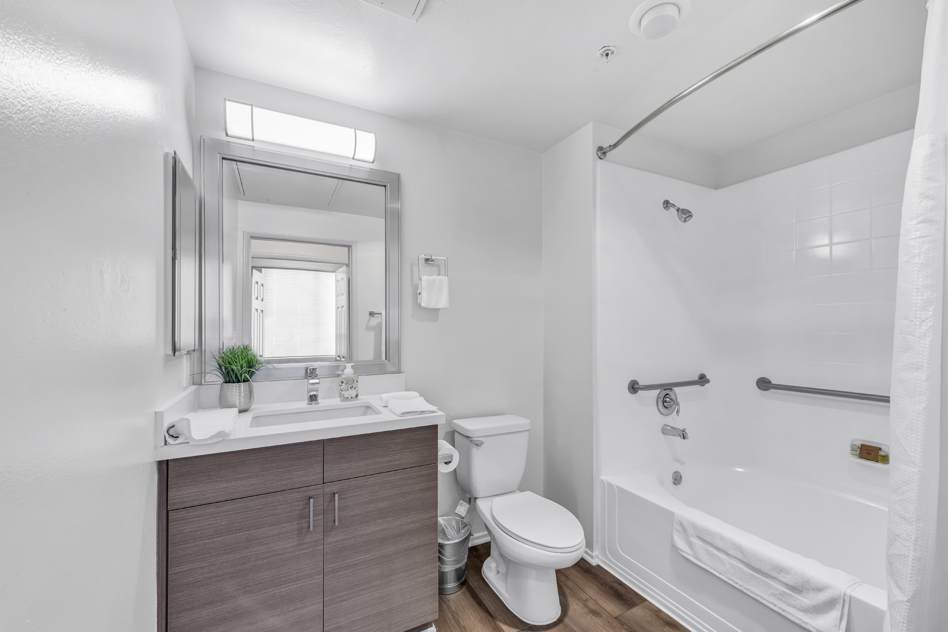 Tierra Del Rey staged bathroom