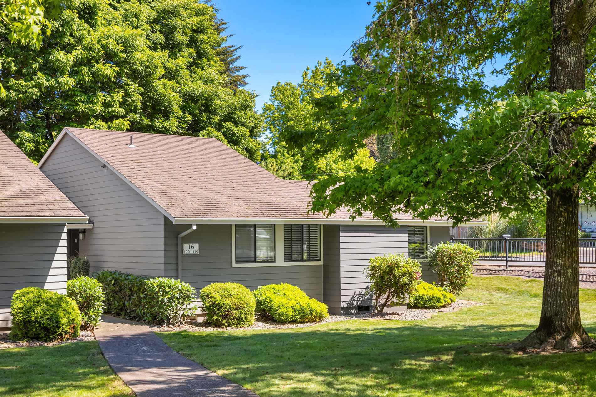 Tualatin Heights apartments building exterior