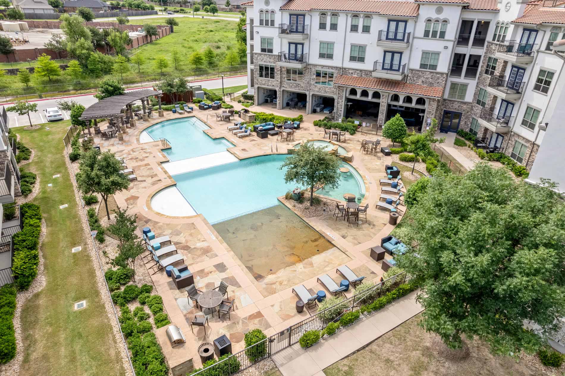 Villaggio drone pool